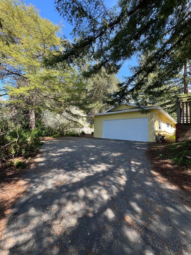 Building Photo - Charming 3bd / 2ba Long-Term Rental