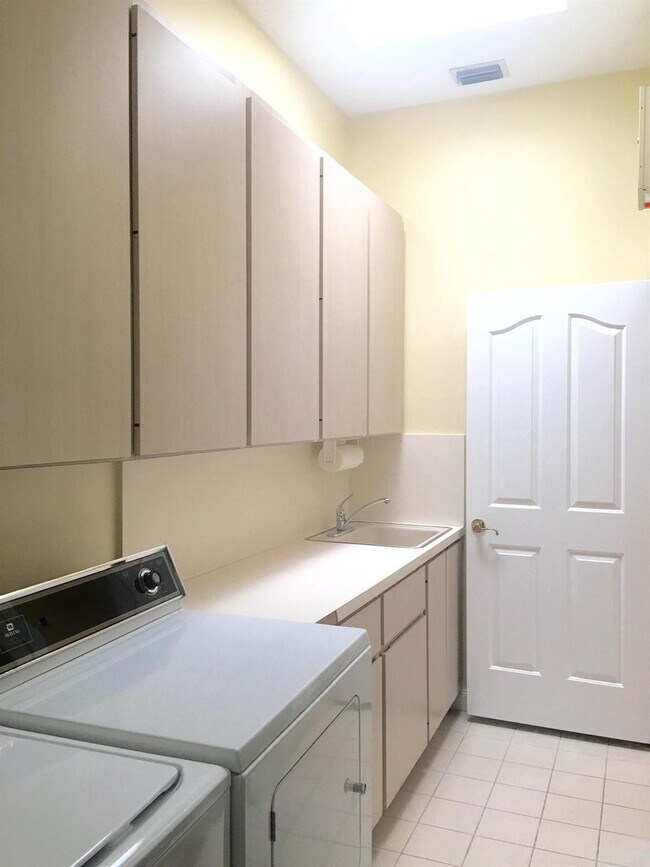 Building Photo - 2871 SW Brighton Way