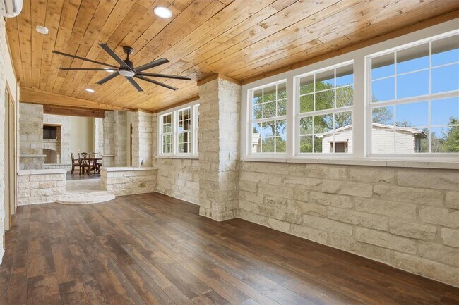Building Photo - 520 Matzig Cove