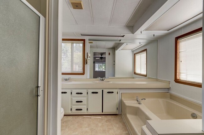 Building Photo - 3 Bed  2 Bath Pet Friendly Home