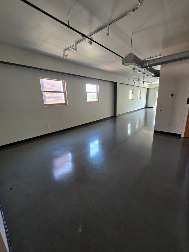 Building Photo - Beautiful 2BR , 2BA 2nd floor loft in East...