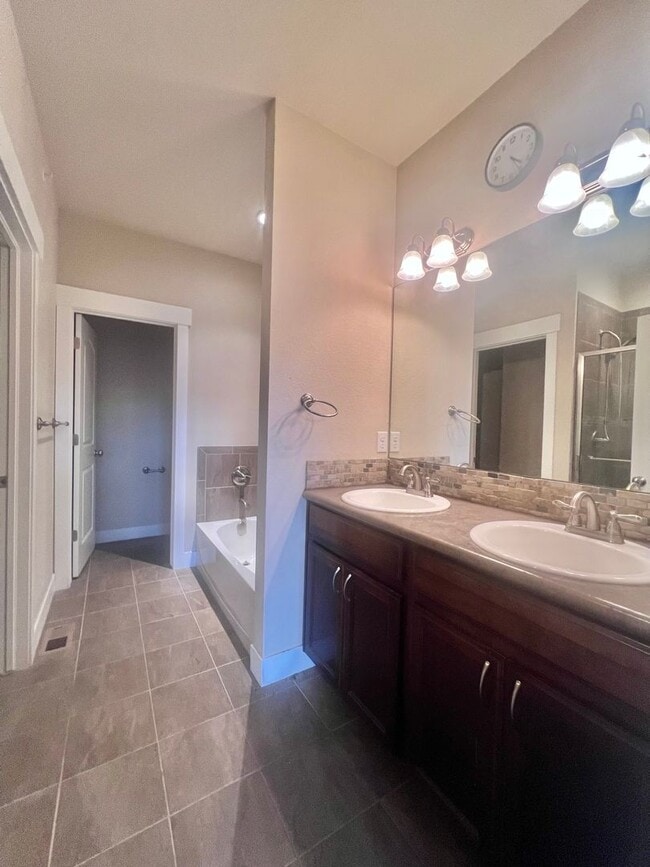 Building Photo - 3 bedroom/2.5 bath Condo with attached 2 car garage In Fossil Lake Subdivision in Fort Collins, CO