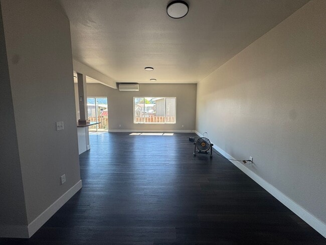 Building Photo - Modern 3 bedroom townhouse