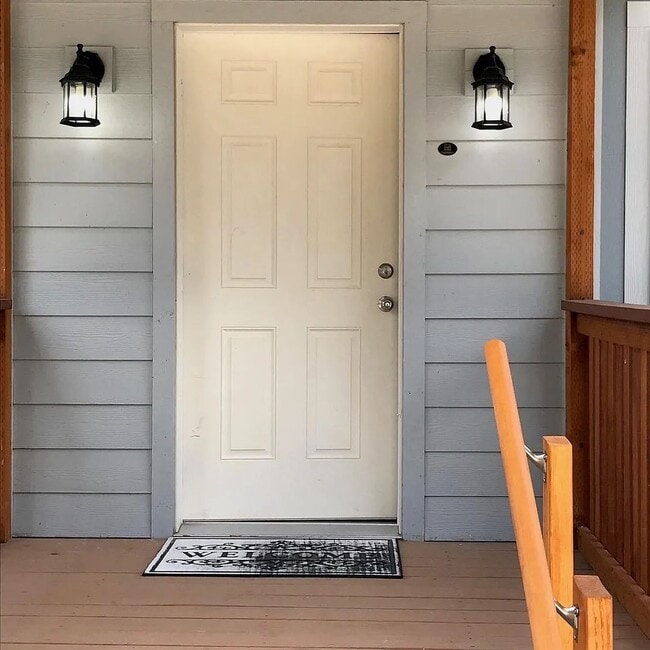 Building Photo - Quiet Home Out of Town