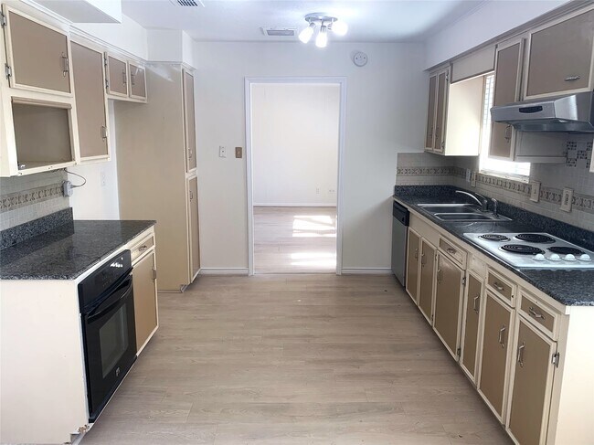 Building Photo - 13611 Elm Ct