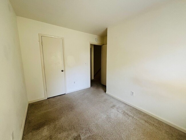 Building Photo - 105 Sherwood Ct