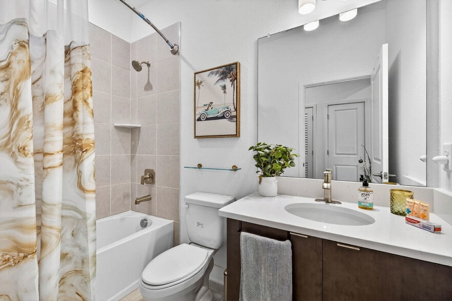 Building Photo - 1734 W Cherry St