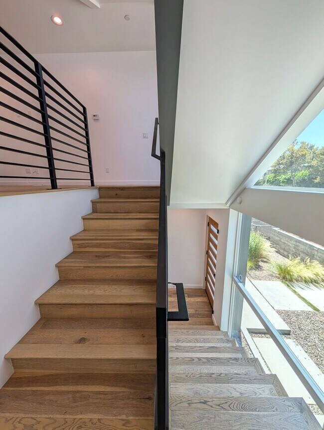 Building Photo - 4260 Laurel Canyon Blvd