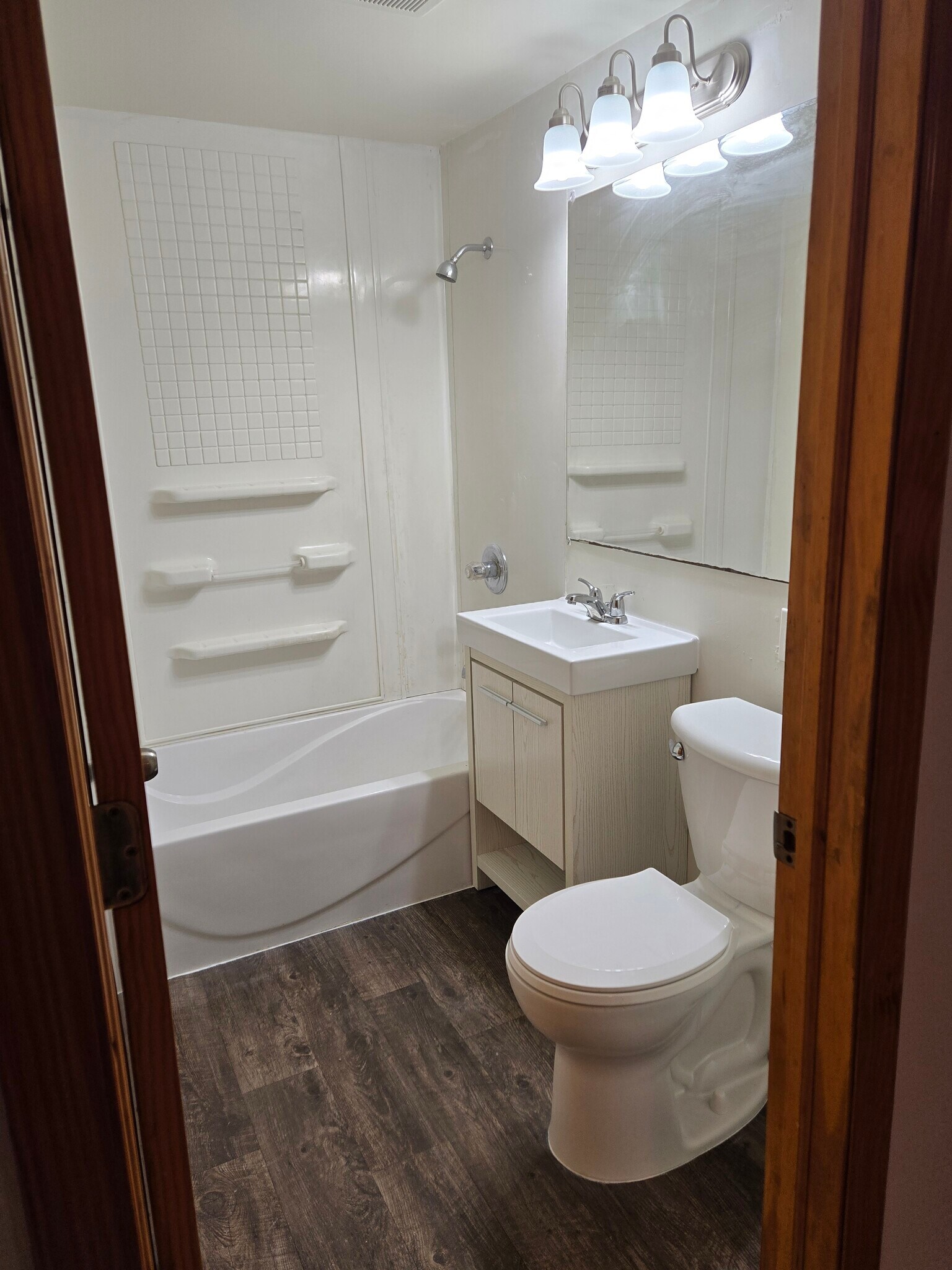 Full bathroom. - 234 Clermont St