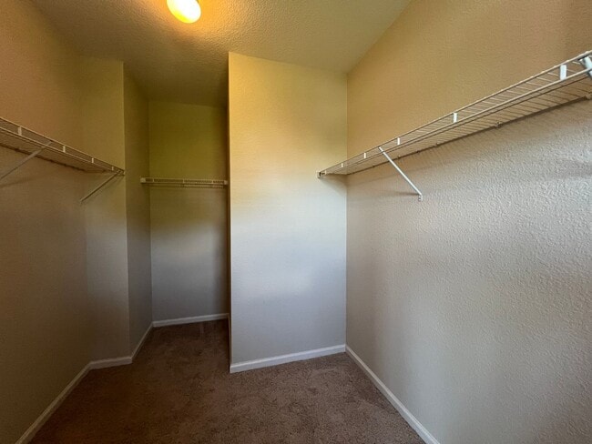 Building Photo - Welcome home - Trilevel H20 Townhome!
