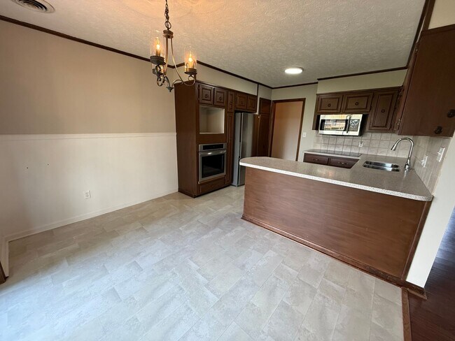 Building Photo - Spacious 3-Bedroom Ranch for Rent in Franklin, KY!
