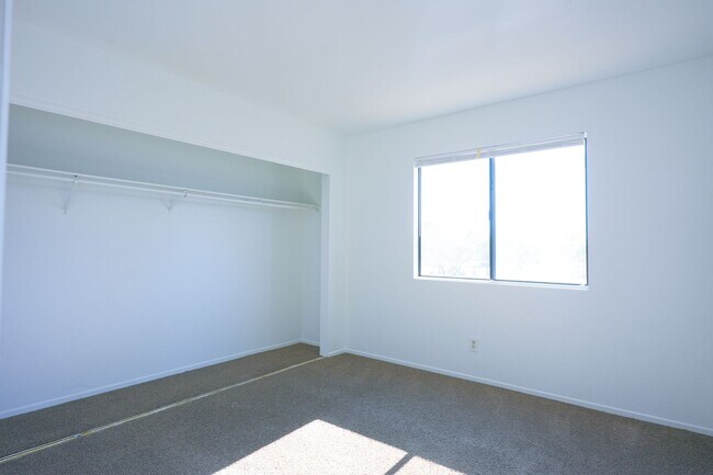 Building Photo - Stunning 3 Bed / 2.5 Bath Home w/ Loft, Two-Story Atrium & Remodeled Kitchen