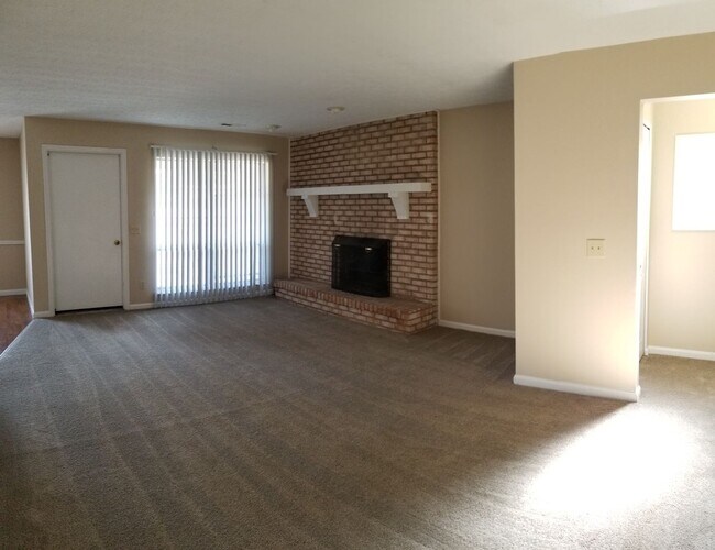 Building Photo - Spacious 2 bedroom 2 bath apartment with 2...