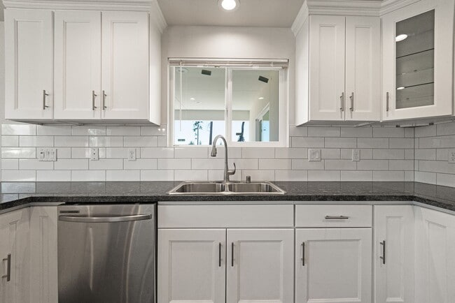 Building Photo - Paradise- 2 bed 2 bath +Bonus room, No Pets, Garage, fenced yard, RV parking