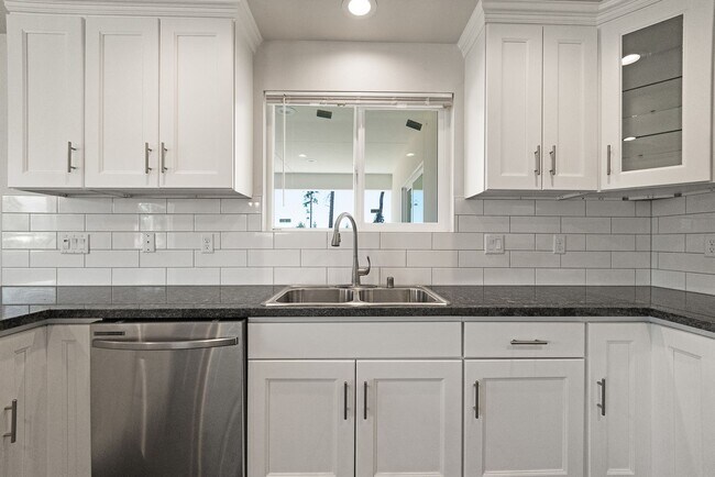 Building Photo - Paradise-Newer construction, 2 bed 2 bath +Bonus room, Garage, fenced yard, RV parking