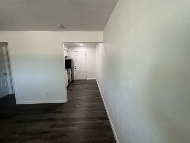 Building Photo - 1325 N 48th St