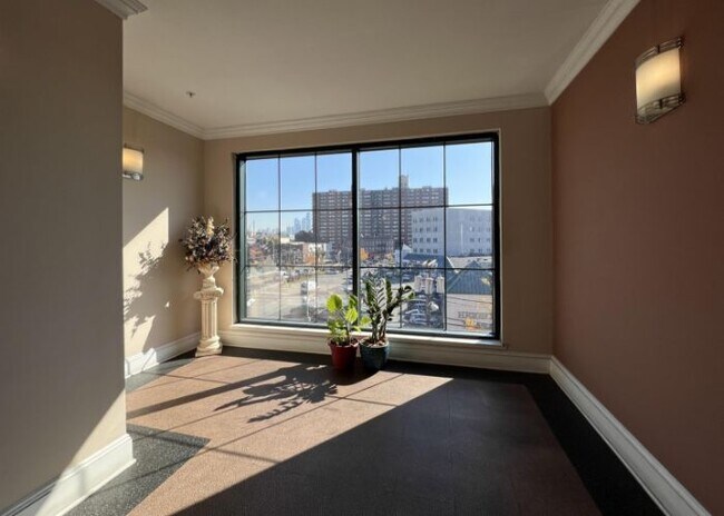 Building Photo - 1209 Summit Ave