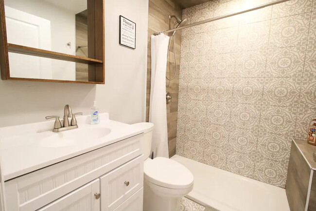 Full Bathroom - 1111 N Stevens St