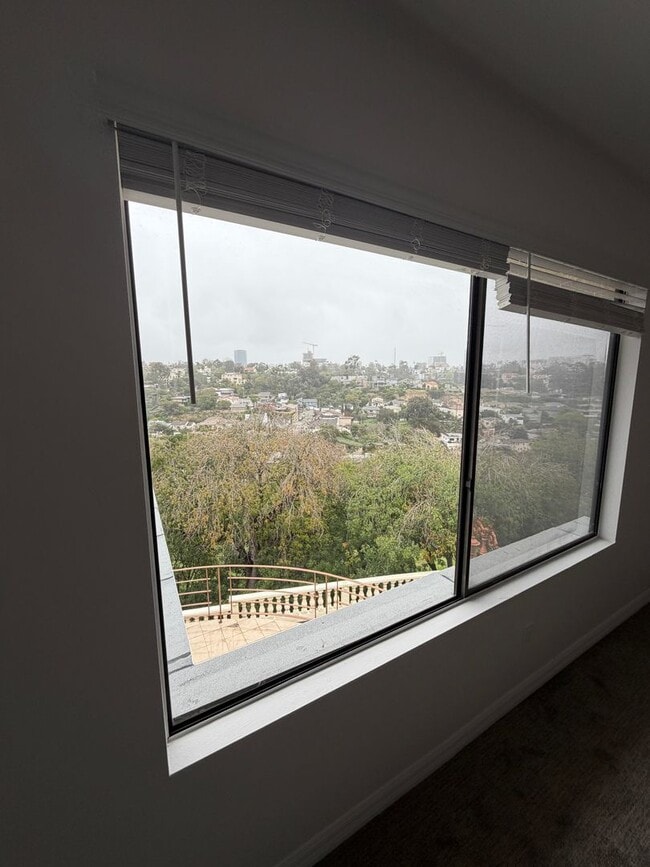 Building Photo - 3 bedroom house with amazing views