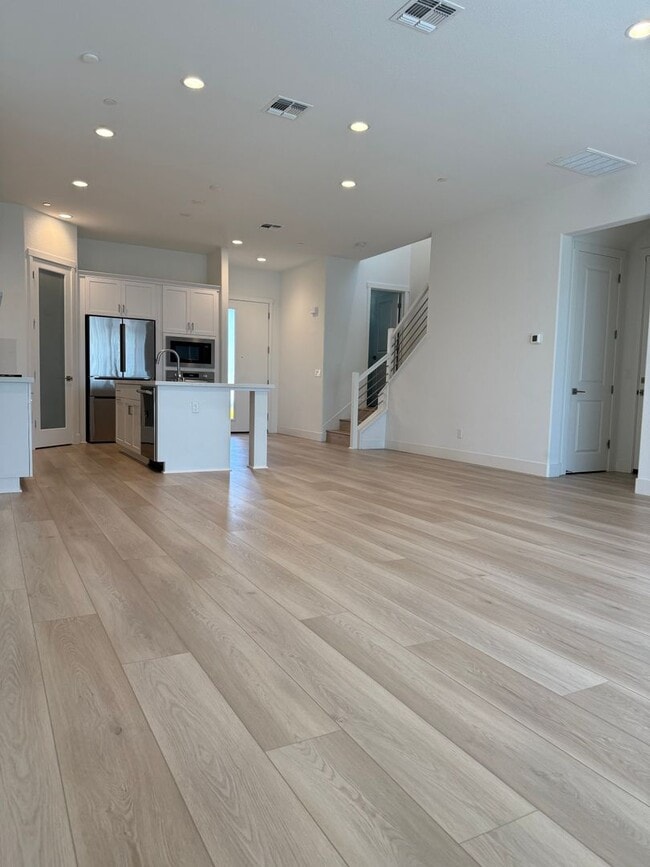 Building Photo - 2425 Waterside Dr