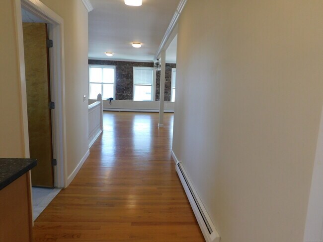 Building Photo - 147 Bank St