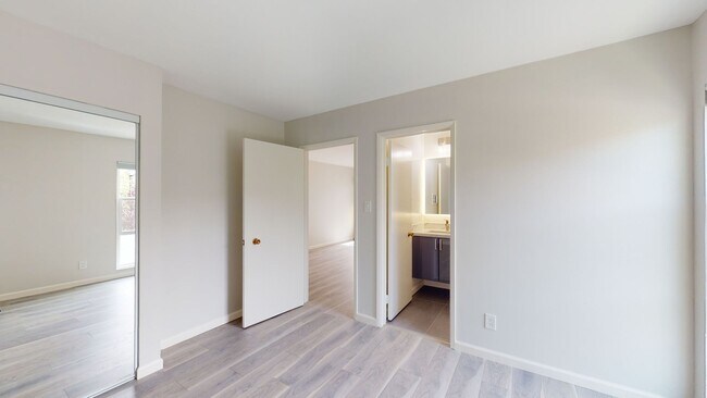 Building Photo - Remodeled modern 1 bedroom end unit, close...