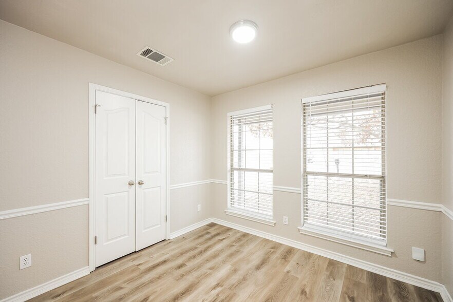 Building Photo - 819 Hueco Dr