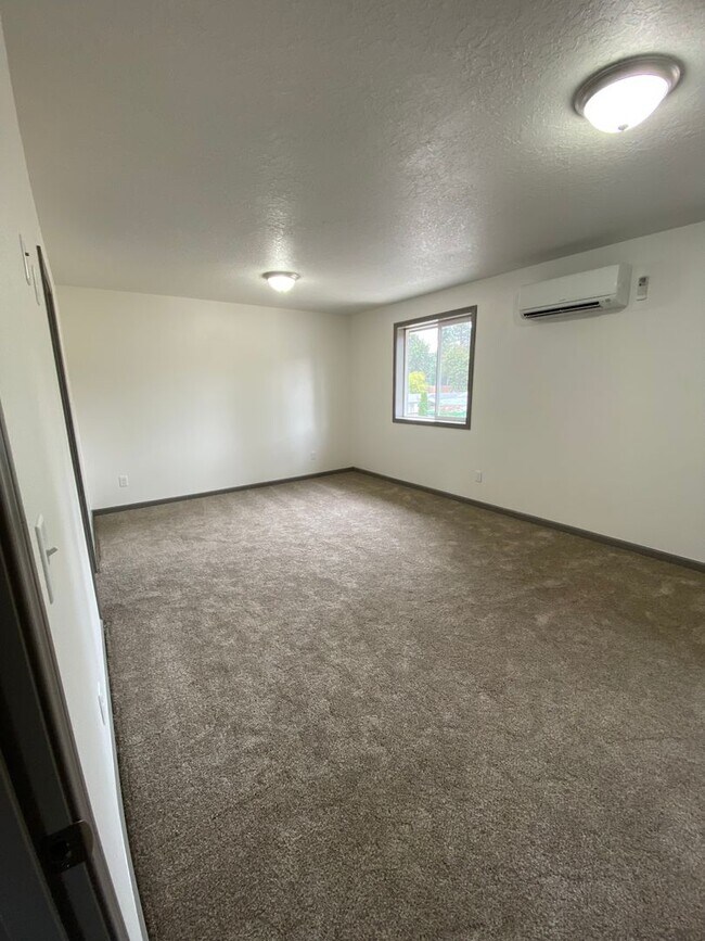 Building Photo - **SPRING SPECIAL- $400 off first months rent**  3 Bedroom Duplex in Veneta