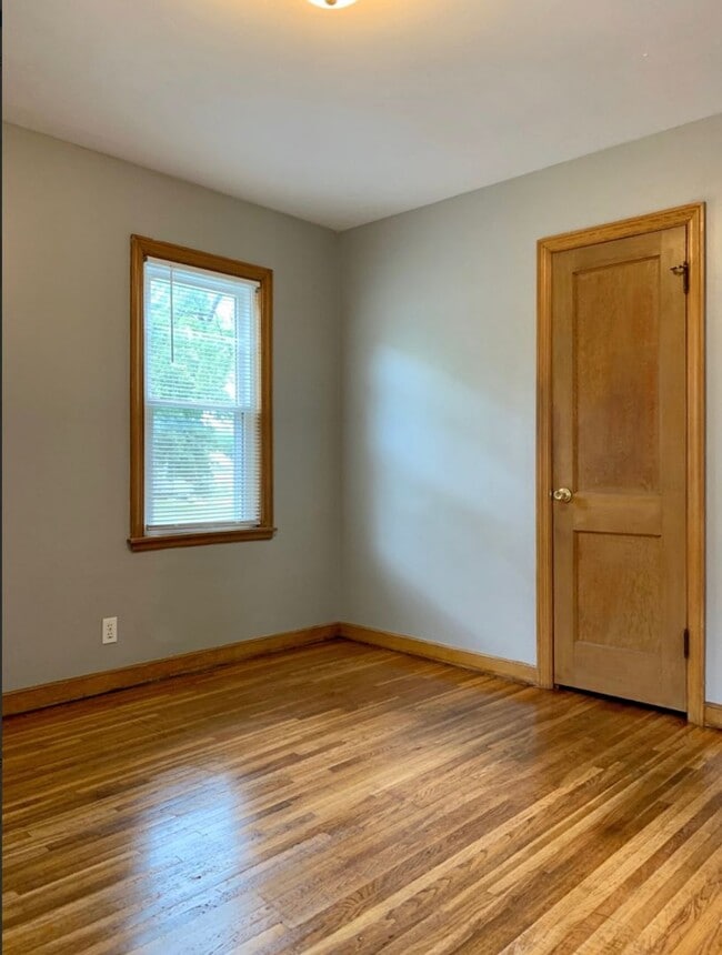 Building Photo - Spacious 4 Bedroom 1 Bath house in Crystal!!