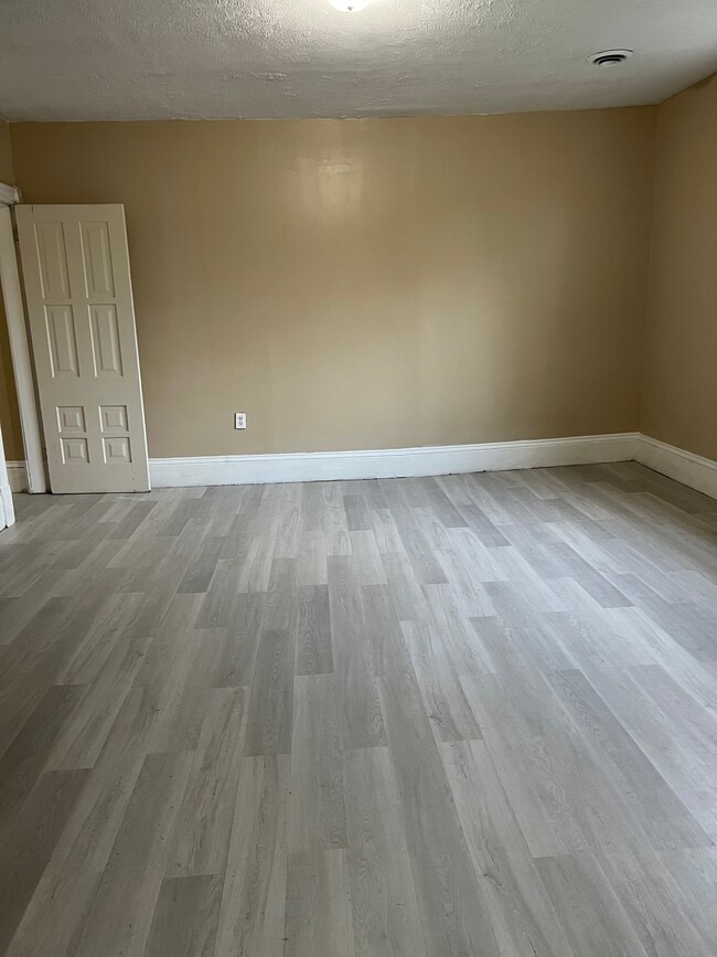 Building Photo - 135 W 1st St