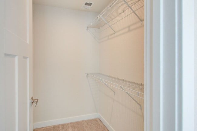 Building Photo - Like New End Unit Townhome, 3 Bed 2.5 Bath
