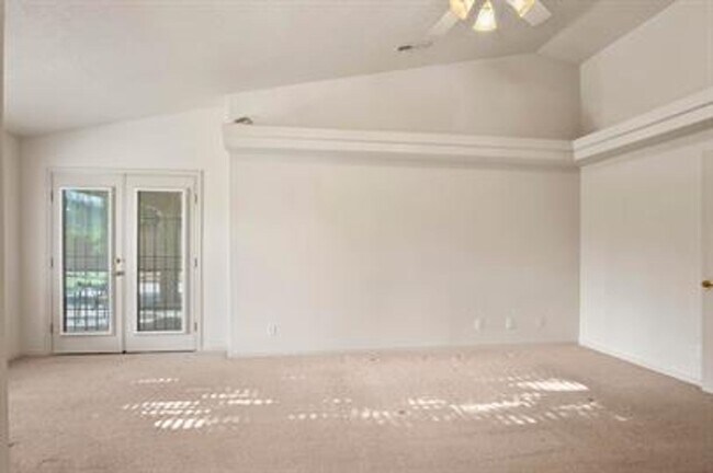 Building Photo - Bloomington Beauty!  6 month lease