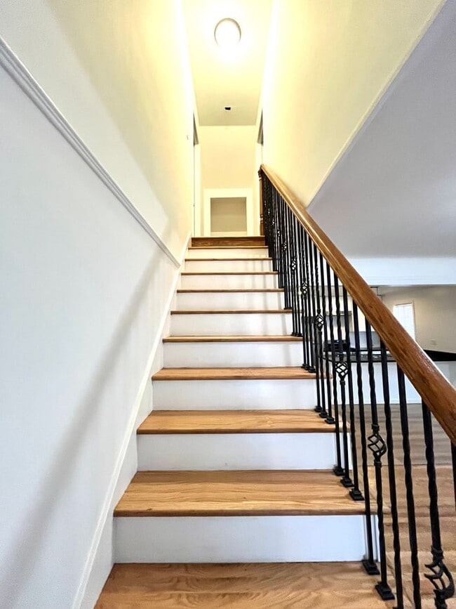 Building Photo - Charming 4 Bedroom Home Located in Lomita Park Neighborhood