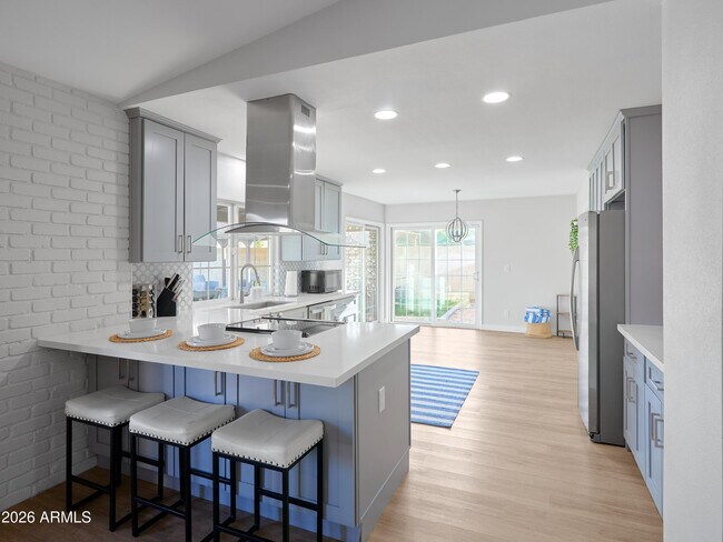 Building Photo - 2331 E Sunnyside Dr