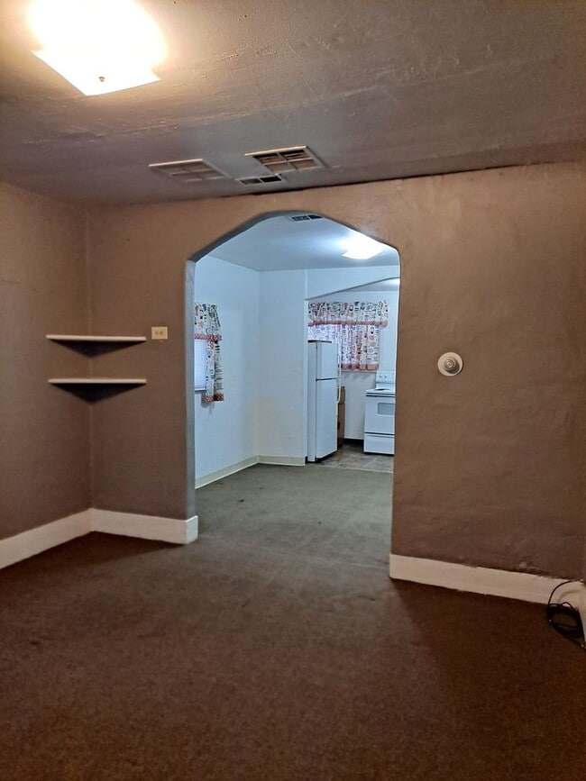 Building Photo - ALL PROSPECTIVE TENANTS MUST SUBMIT A $58 NON-REFUNDABLE APPLICATION FEE PER APPLICANT ONLINE AND...