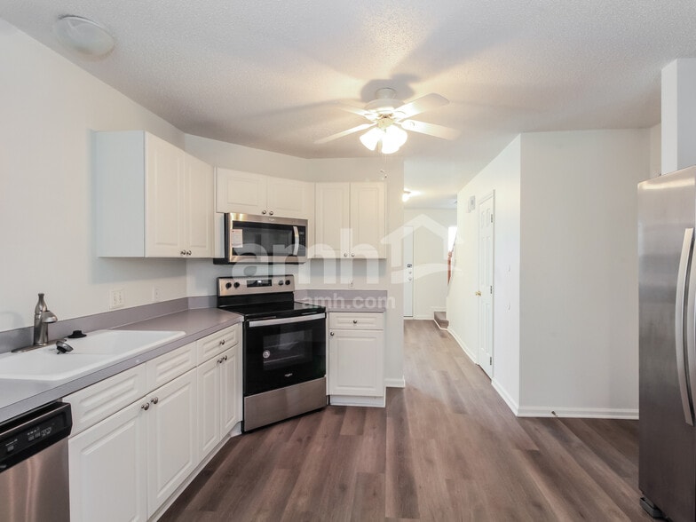 Building Photo - 628 Windsor Dr SE