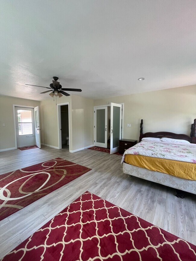 Building Photo - Walking Distance to the Parkway!