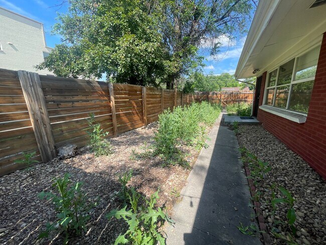 Building Photo - Charming 2 Bed, 1 Bath Duplex in Aurora