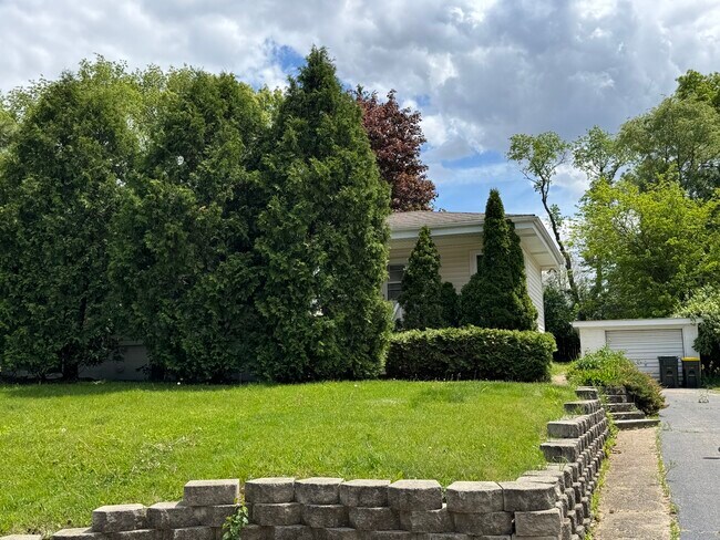 Primary Photo - 225 Panama Ave