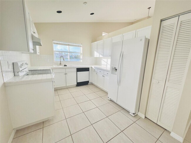 Building Photo - 968 Savannah Falls Dr