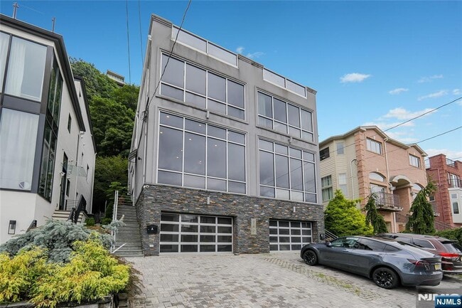 Building Photo - 760A Undercliff Ave