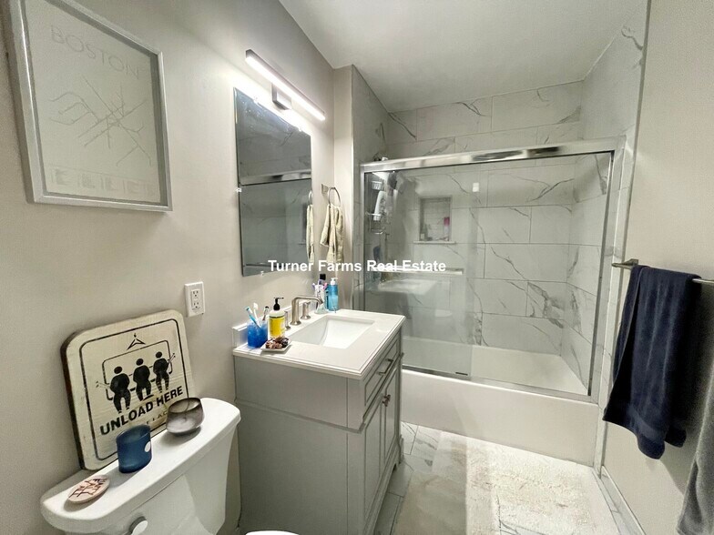 Building Photo - 724 Parker St