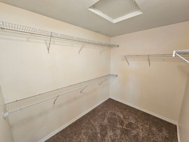 Building Photo - 4 Bed 3 Bath in Lorson Ranch!!