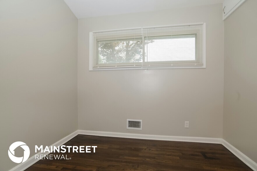 Building Photo - 6852 N Montrose Ave