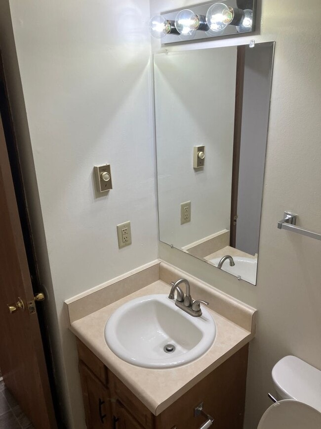 Building Photo - Spacious 2-Bedroom Living in a Quiet Commu...