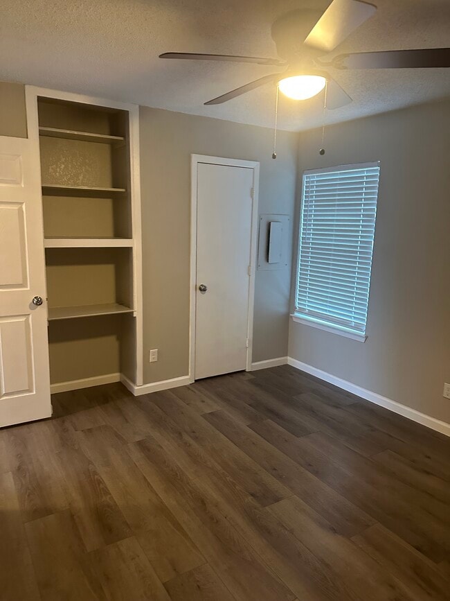 Building Photo - 228 Greenhill Dr