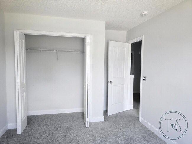 Building Photo - FALL MOVE-IN SPECIAL: $1000 OFF 1st MONTH'S RENT!**