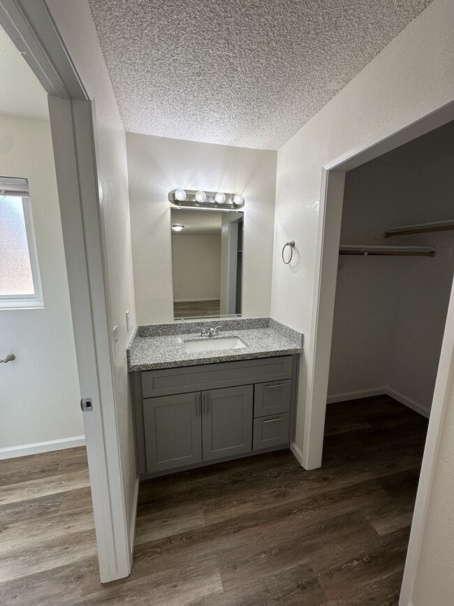 Building Photo - 1107 E Sunnyview Ave