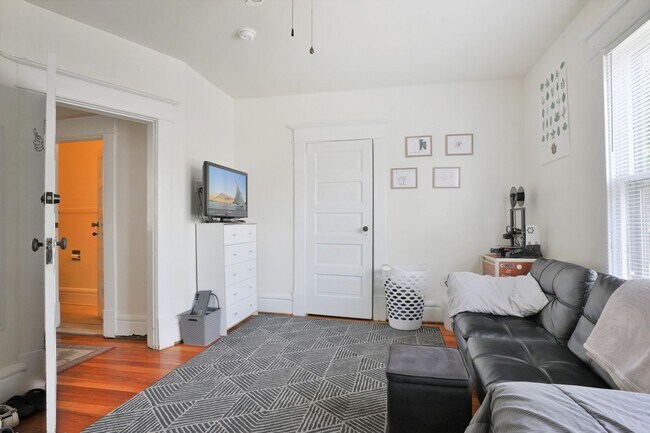 Building Photo - 5 Bedroom Quiet OSU North Campus private home