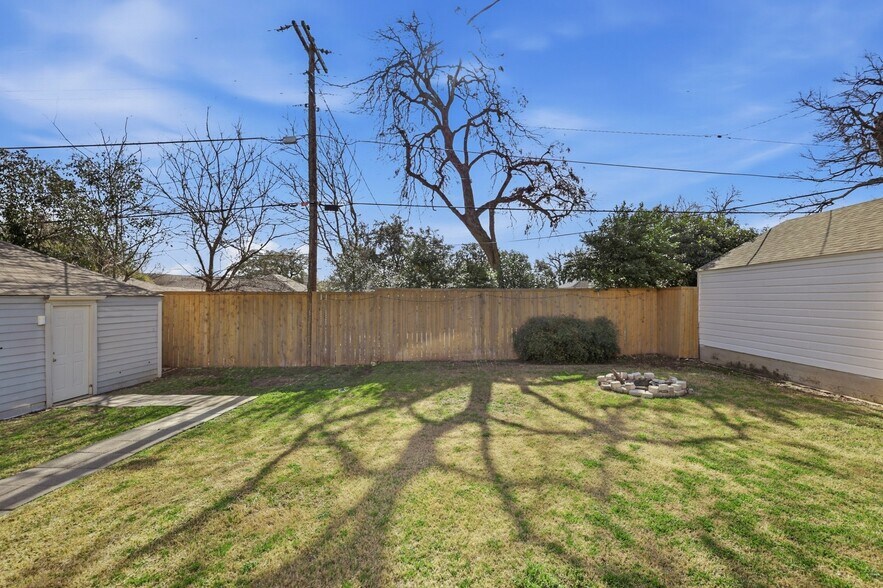 Building Photo - 3601 Rogers Ave
